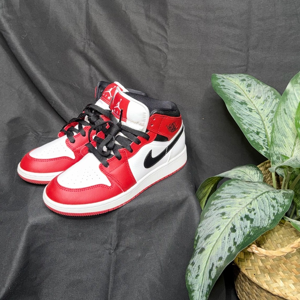 Jordan 1 mid Chicago